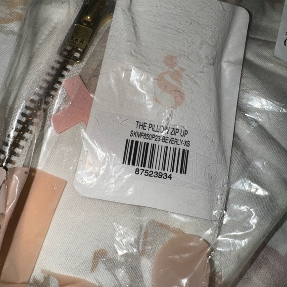 Selkie the pillow zip up in Beverly XS jacket pink and white floral - Picture 5 of 6